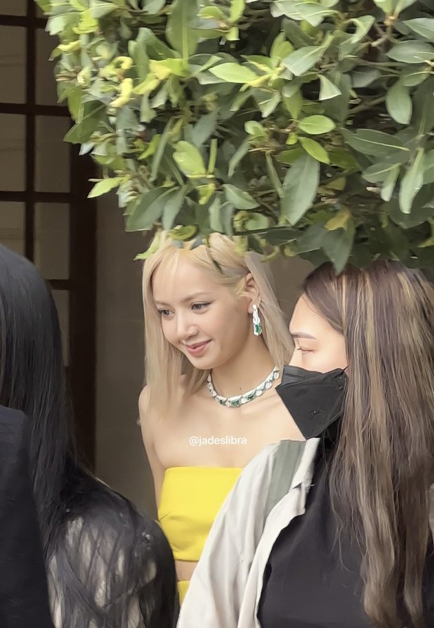 Beautiful Portrait of Lisa BLACKPINK Showing Her Forehead at the BVLGARI Event, Her Beauty Makes Anne Hathaway and Priyanka Chopra Adore Her