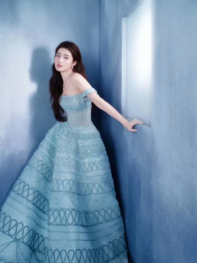 lu yu xiao dengan dress biru