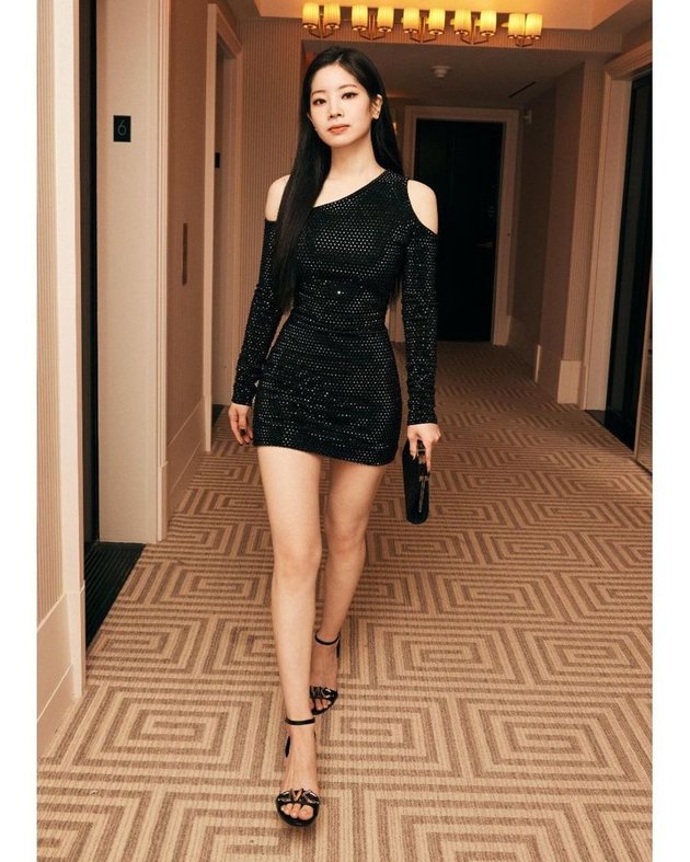 Dengan tampilan serba hitam dari sepatu hingga rambut, Dahyun terlihat elegan di New York Fashion Week.
