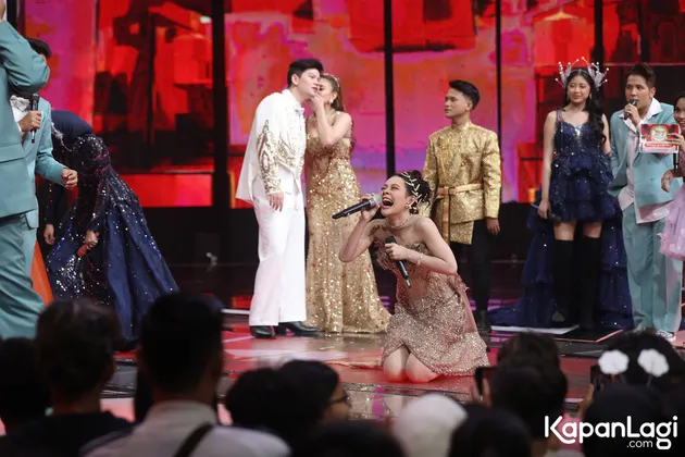 Melly Lee bertumpu ke lutut di panggung