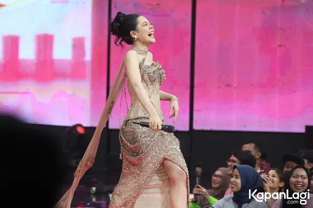 Melly Lee berjalan pakai dress panjang