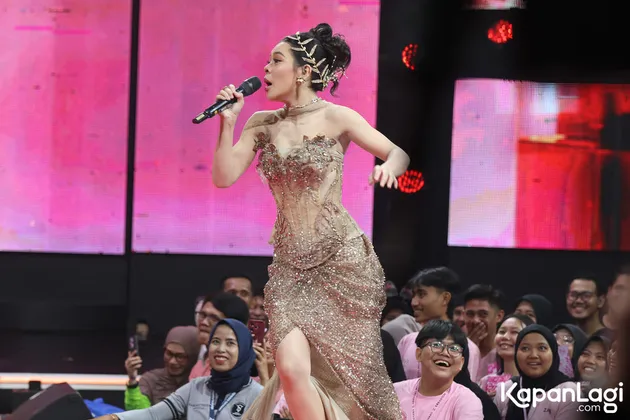 Melly Lee bicara di depan mic
