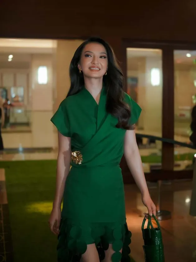 Raline Shah pakai dress hijau