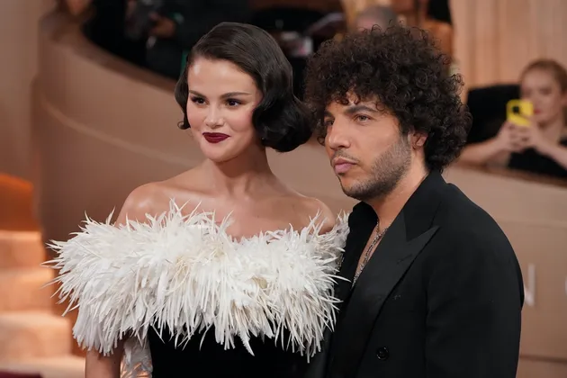 Selena Gomez dan benny Blanco di red carpet Golden Globes 2026
