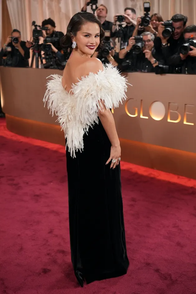 Selena Gomez pose di red carpet Golden Globes 2026