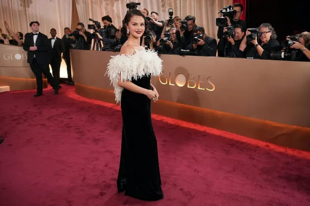 Selena Gomez kenakan perhiasan dari Chanel