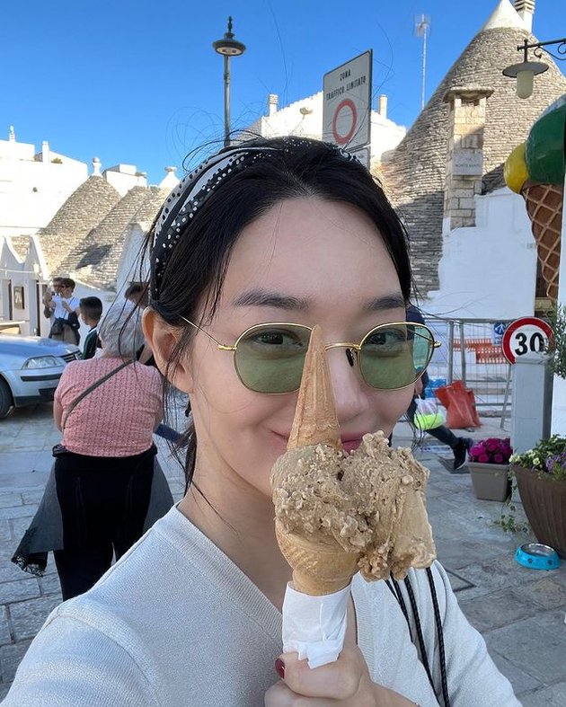 Beautiful Portraits of Shin Min Ah on Vacation in Italy, Enjoying Relaxing Moments and Showing a Happy Smile