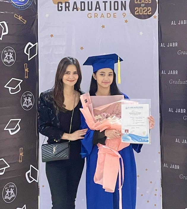 Inilah salah satu momen membahagiakan bagi Cut Tary dan sang putri Sidney yang lulus dari Al Jabr Islamic School untuk setara SMP.