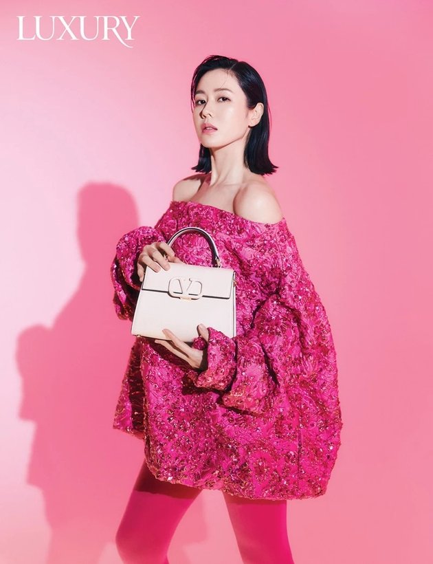Beautiful Portraits of Son Ye Jin in All-Pink Outfit in Latest Photoshoot, Concealing Baby Bump with Loose Clothes - Looking Even More Stunning with Short Hair