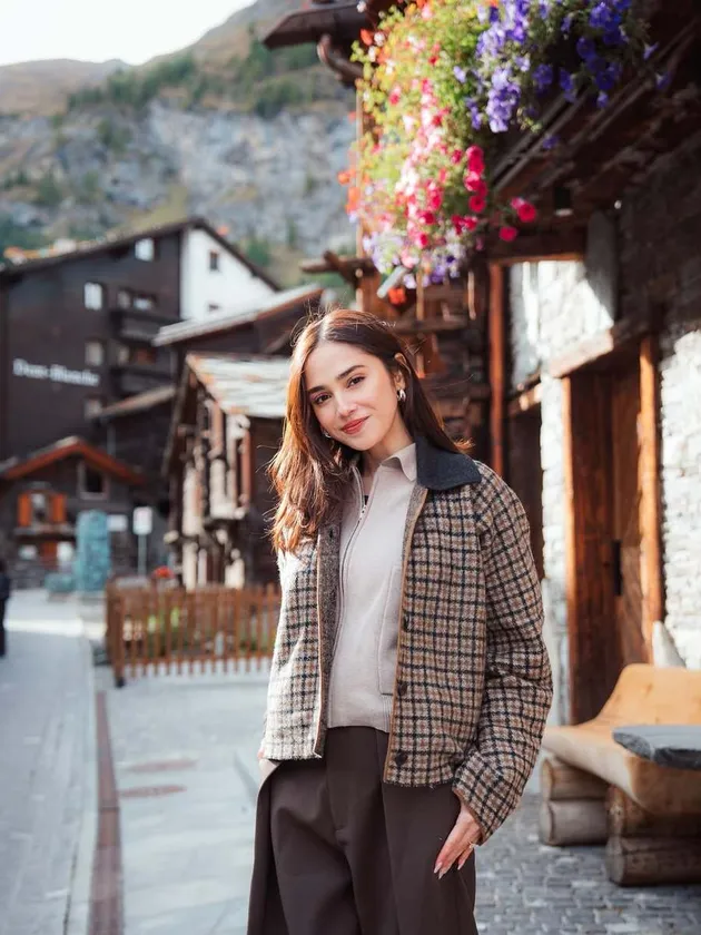 Potret Cantik Syifa Hadju di Swiss
