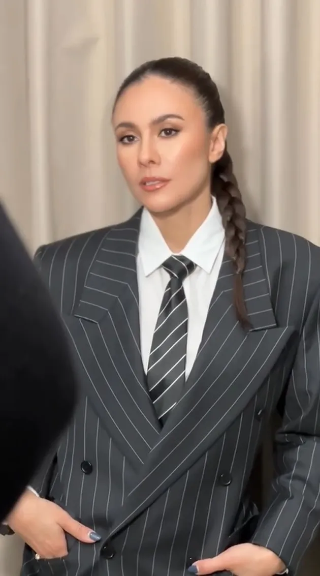 Potret Cantik Wulan Guritno dengan Jas Hitam