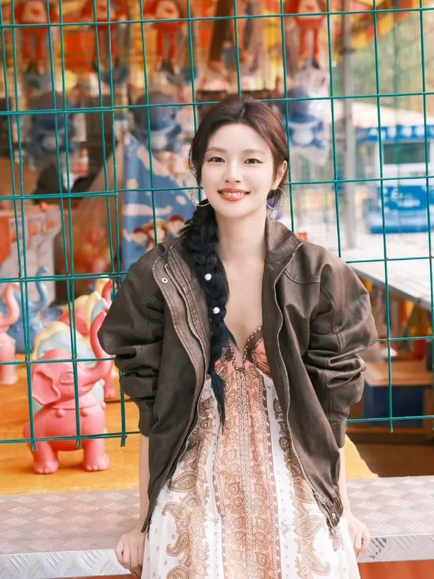 Xu Ruohan senyum manis