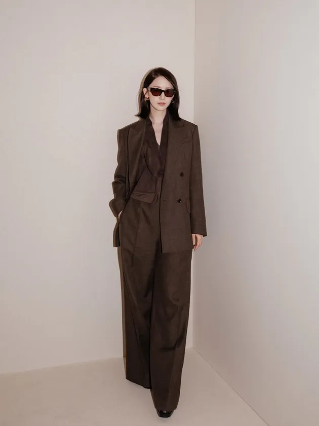 YoonA Pakai Outfit Coklat