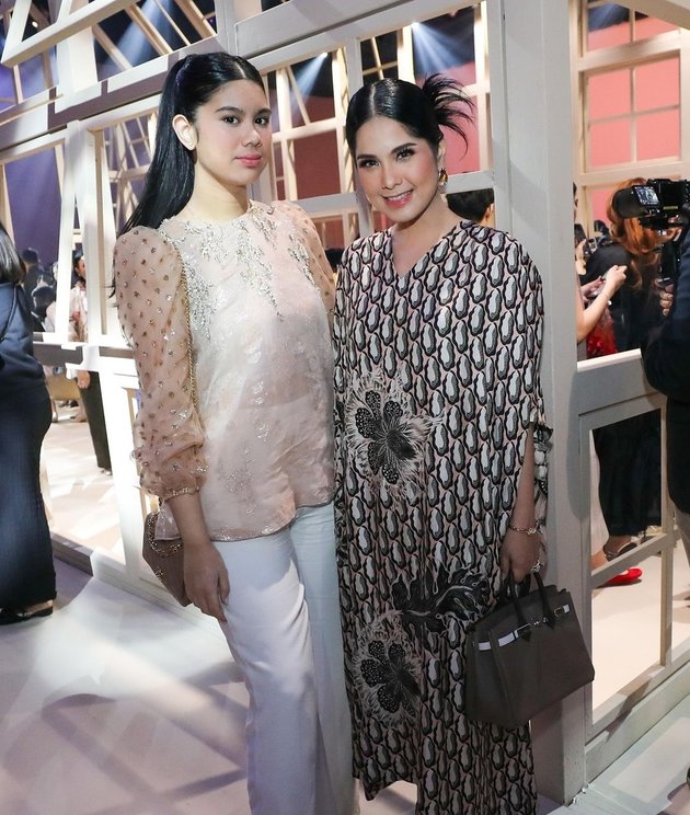 Beautiful Portrait of Almira Yudhoyono Joining Annisa Pohan Attending Fashion Show, Model Aura Competes with Mother