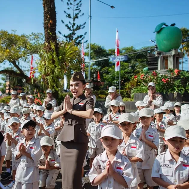 Potret Cantiknya Yuni Shara Jadi Pembina di PAUD, Kompak dengan Anak-Anak Didiknya