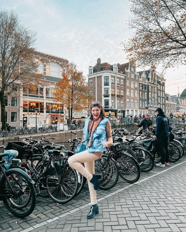 Portrait of Carissa Putri Enjoying Vacation in Amsterdam, Beautiful and Slimmer - Showing Off Long Legs