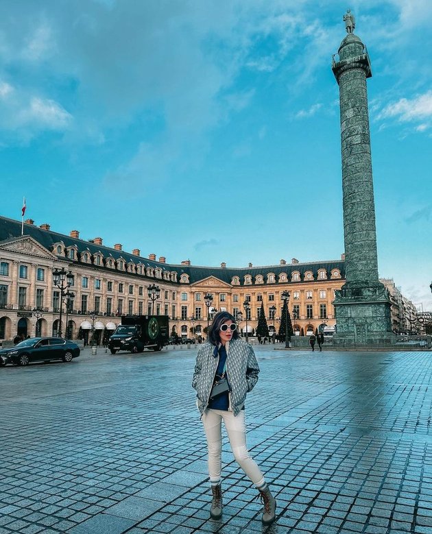 Portrait of Carissa Putri Enjoying Vacation in Amsterdam, Beautiful and Slimmer - Showing Off Long Legs