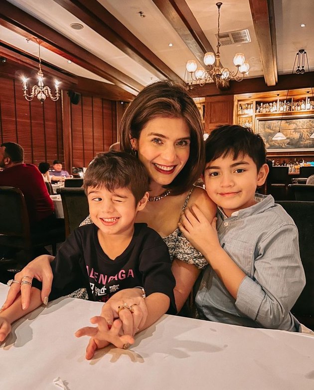 Carissa Putri's Portrait on Her 38th Birthday, Very Happy with Her Two Handsome and Funny Children - Very Expressive