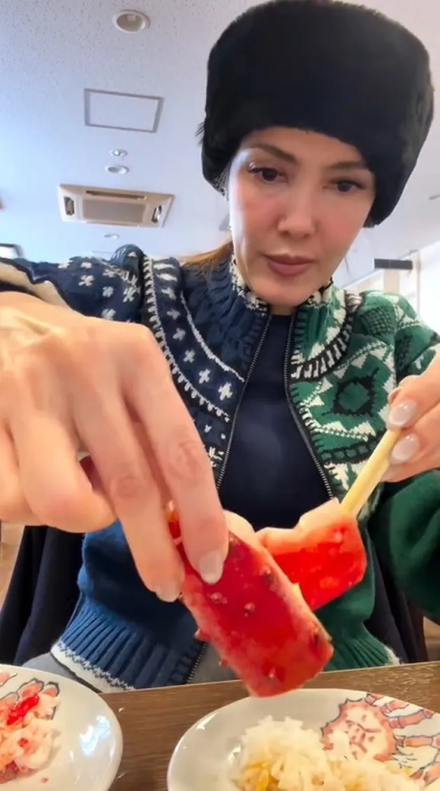 Menunggu di Area Restoran Lantai Atas