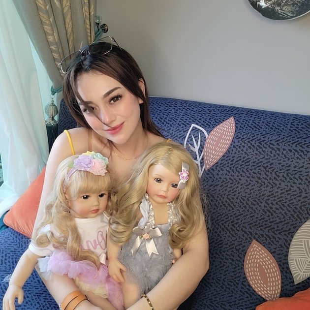 Portrait of Celine Evangelista Announcing 'Fifth Child' after Divorce, Netizens Suspect Resemblance to Ivan Gunawan's Doll