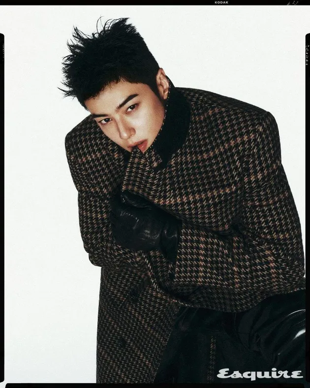 Potret Cha Eun Woo Jalani Pemotretan Bareng Esquire x YSL 
