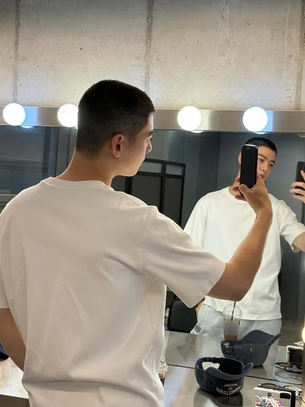 Potret Cha Eun Woo Tampil dengan Rambut Cepak