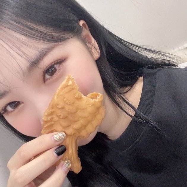 Photos of Chaewon LE SSERAFIM Who Loves Bungeoppang So Much, Often Takes Cute Selfies While Eating