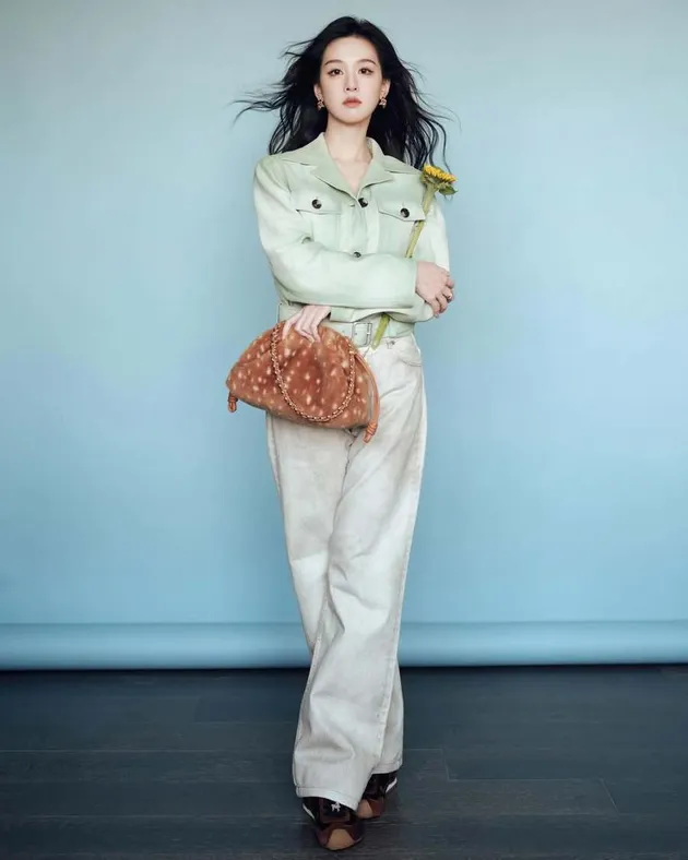 Chen Duling berdiri dengan tas Loewe