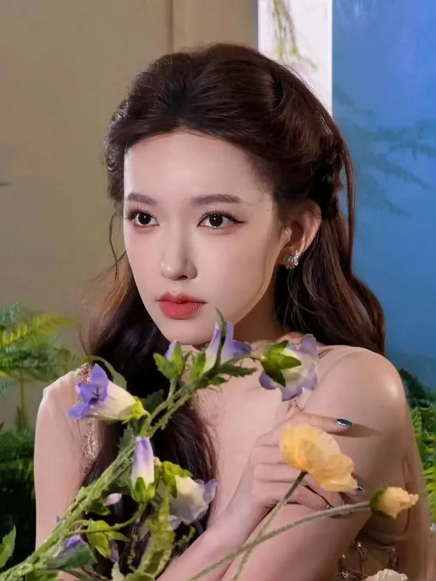 Cheng Xiao bersanding dengan bunga