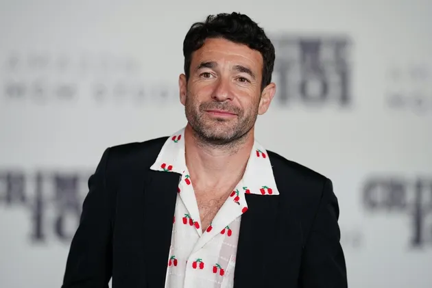 Bart Layton mengenakan kemeja motif ceri lengkap dengan blazer