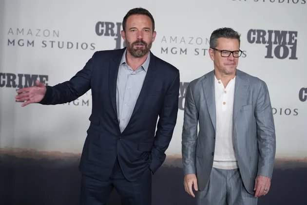 Ben Affleck mengenakan kemeja dipadu blazer bersama dengan Matt Damon