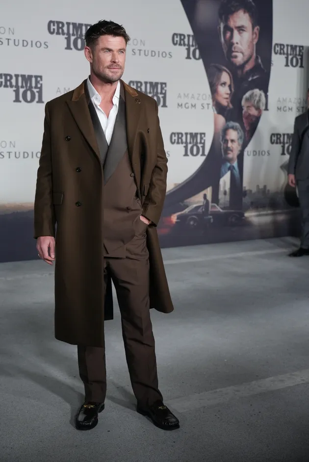 Chris Hemsworth tampil dalam coat cokelat panjang