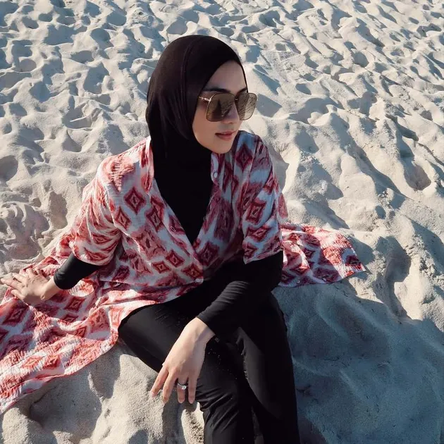 Citra Kirana tampil cantik di pantai.