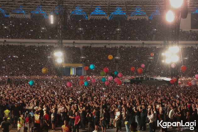 11 Portraits of Coldplay's 'Magical' Appearance at GBK, Chris Martin Greets the Audience with Poems