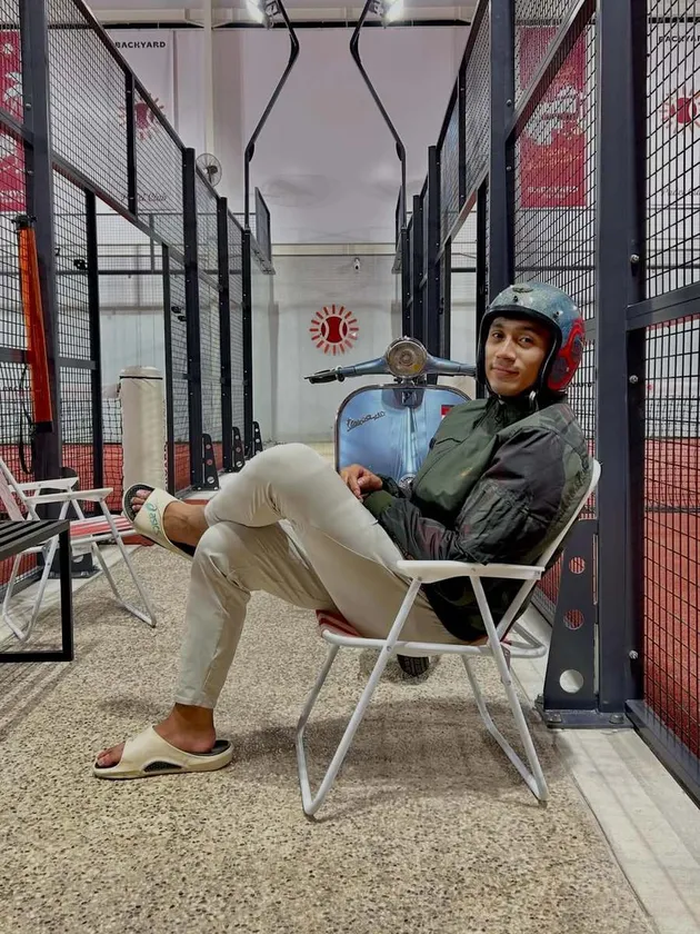 Potret Daffa Wardhana Pacar Ariel Tatum Ajak Vespa Kesayangan ke Lapangan Padel - KapanLagi.com