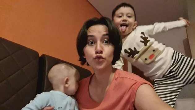 Portrait of Dahlia Poland Looking Fresh with Short Hair, Photo with 3 Children Like Siblings