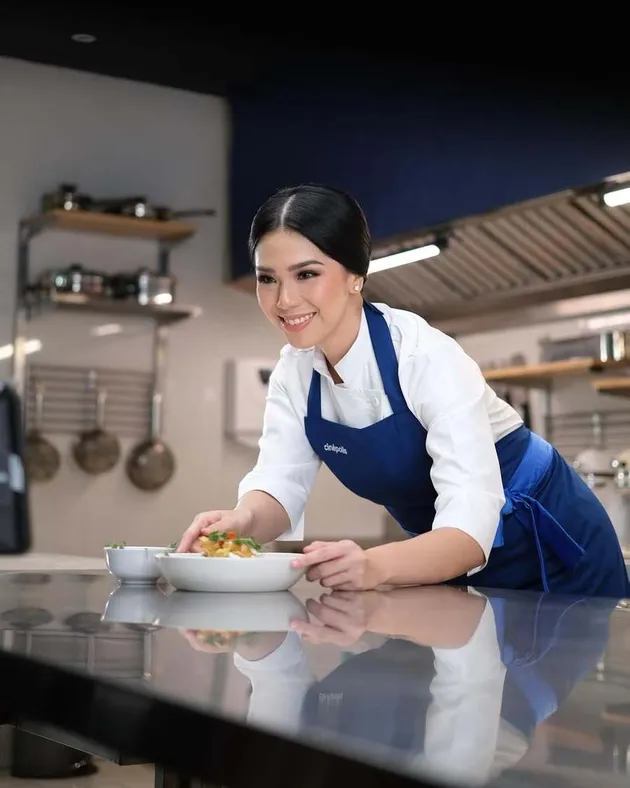 Chef Devina Hermawan di Dapur