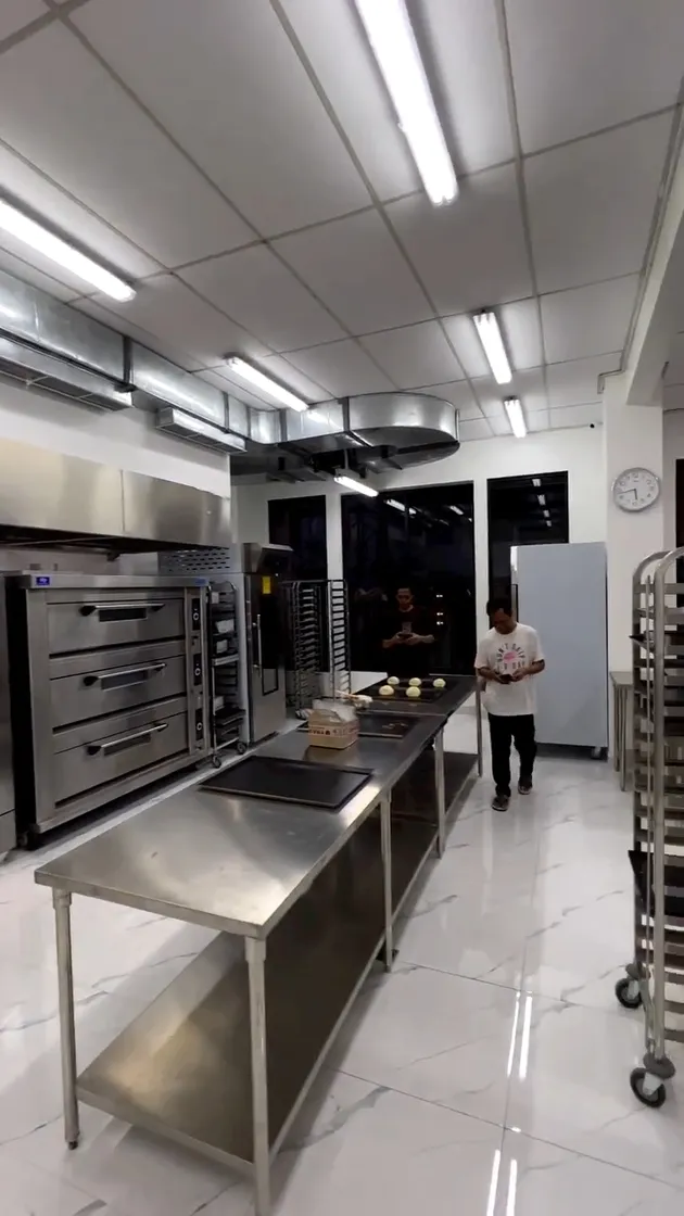Oven dan Meja Dapur Chef Devina Hermawan