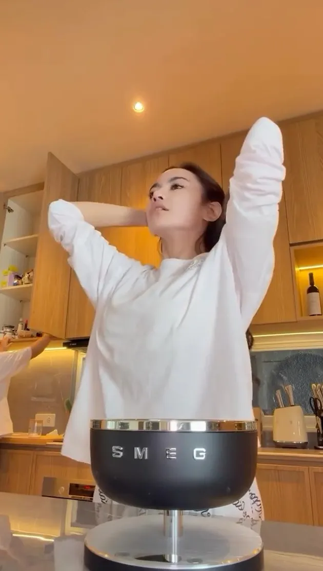 Mahalini tunjukkan area dapur rumah