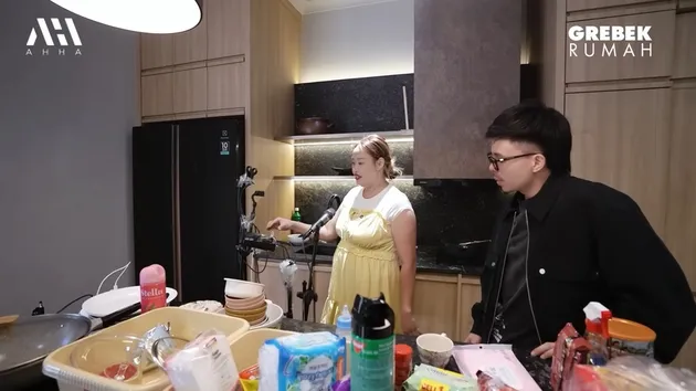 Pinkan Mambo Live TikTok di Dapur