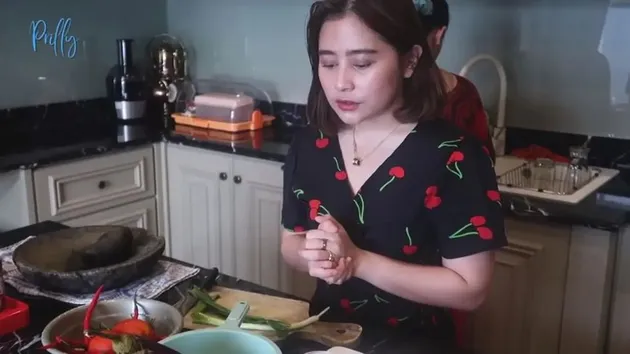 Prilly Latuconsina memasak