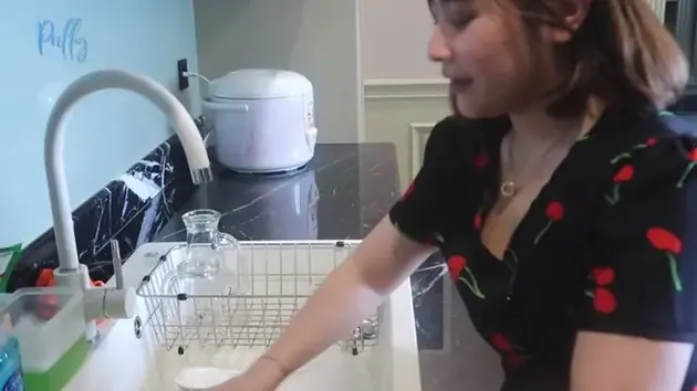 Prilly Latuconsina cuci piring