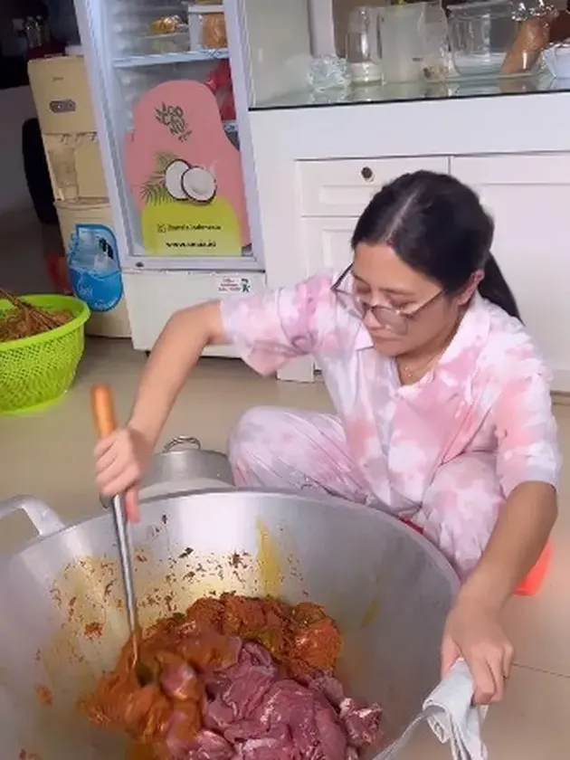 Prilly Latuconsina masak rendang