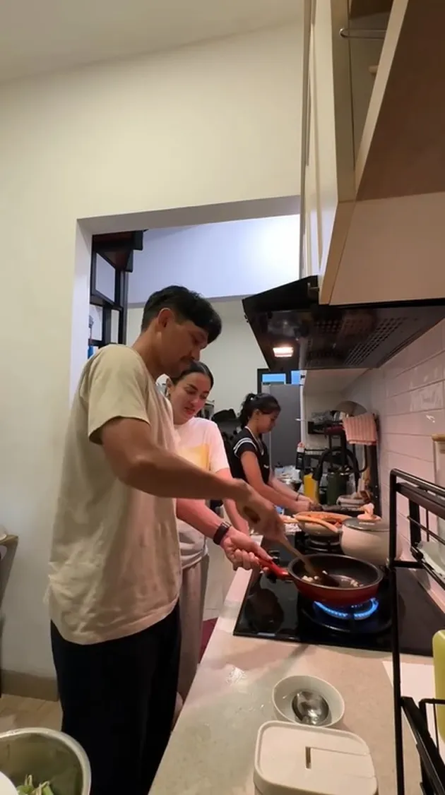 Momen Ibnu Jamil Bantu Siapkan Sahur