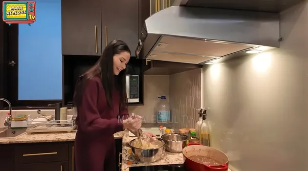 Alyssa Daguise masak di dapur