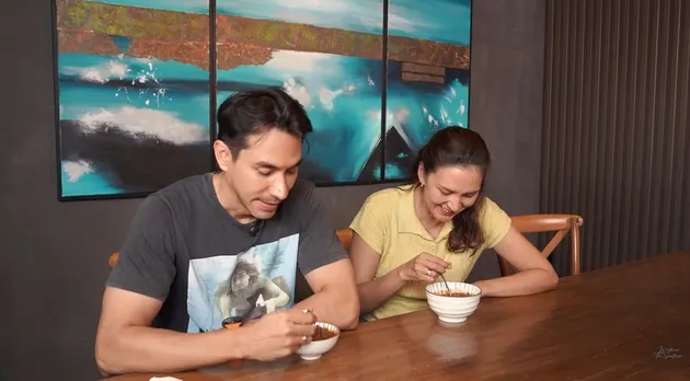 Darius Sinathrya dan Donna Agnesia Makan Bareng