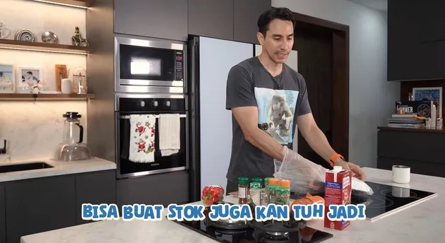 Desain Dapur Rumah Darius Sinathrya