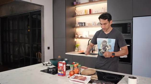 Darius Sinathrya Masak di Dapur Rumahnya