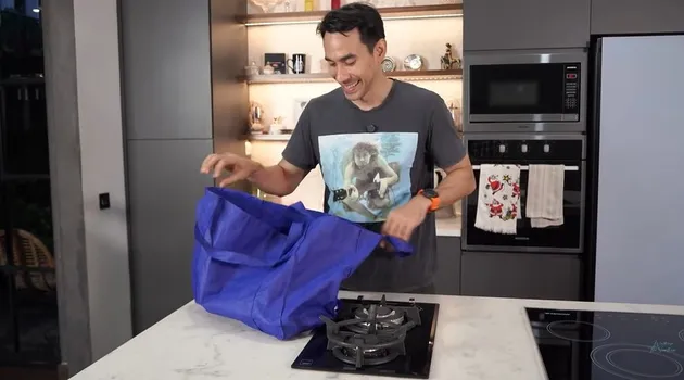 Darius Sinathrya Belanja Bahan Masak