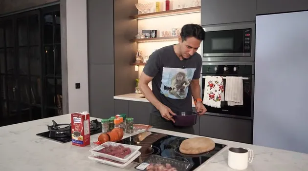 Kompor Tanam dan Listrik di Dapur Rumah Darius Sinathrya
